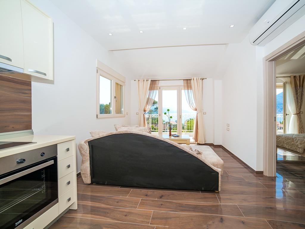 Sea Point Apart Hotel Tivat Bagian luar foto