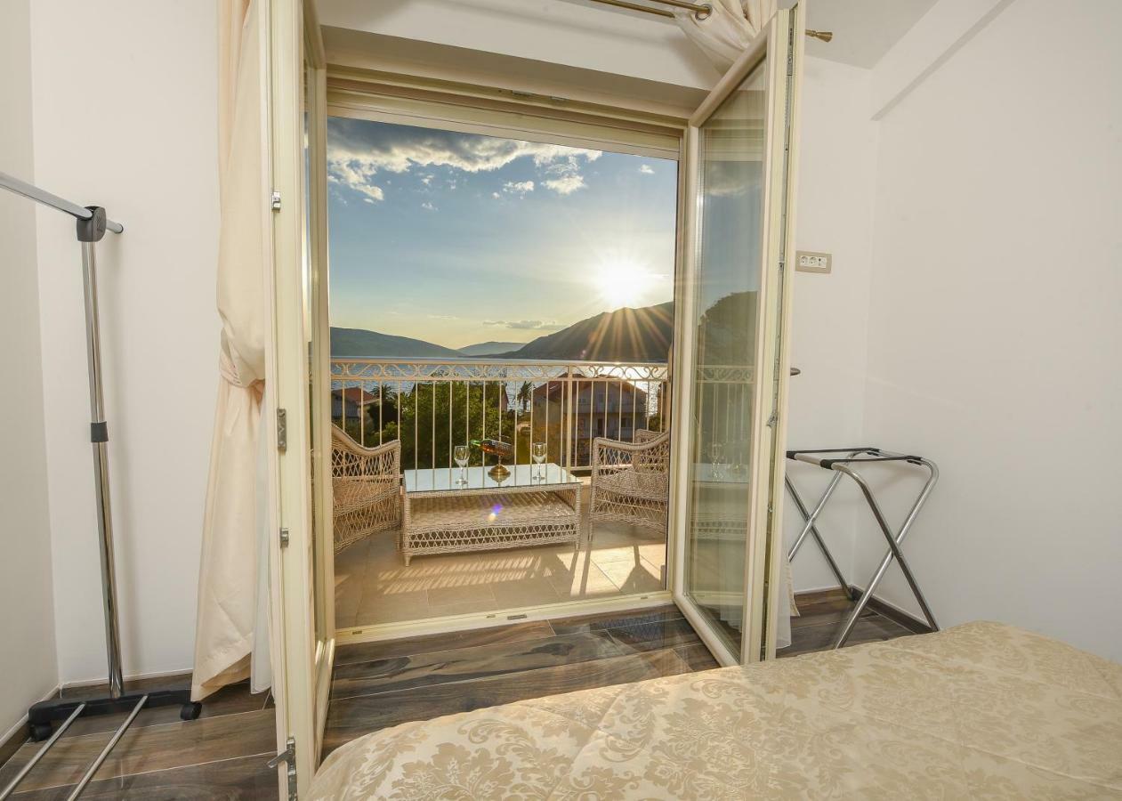 Sea Point Apart Hotel Tivat Bagian luar foto